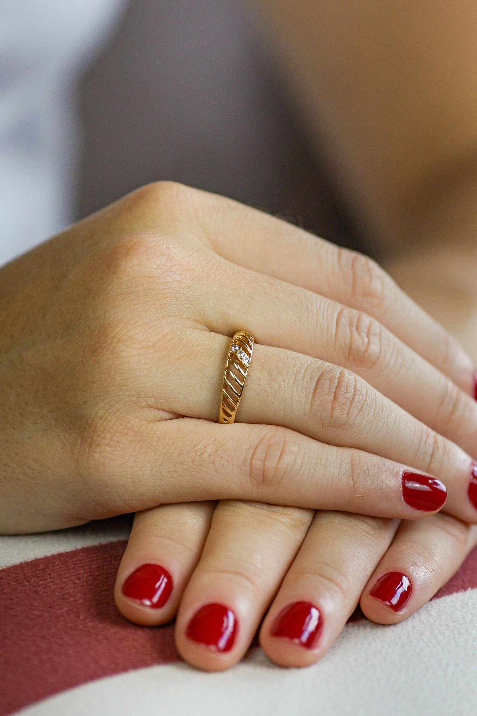 ANEL ALIANÇA TRABALHADA COM ZIRCÔNIAS - N17