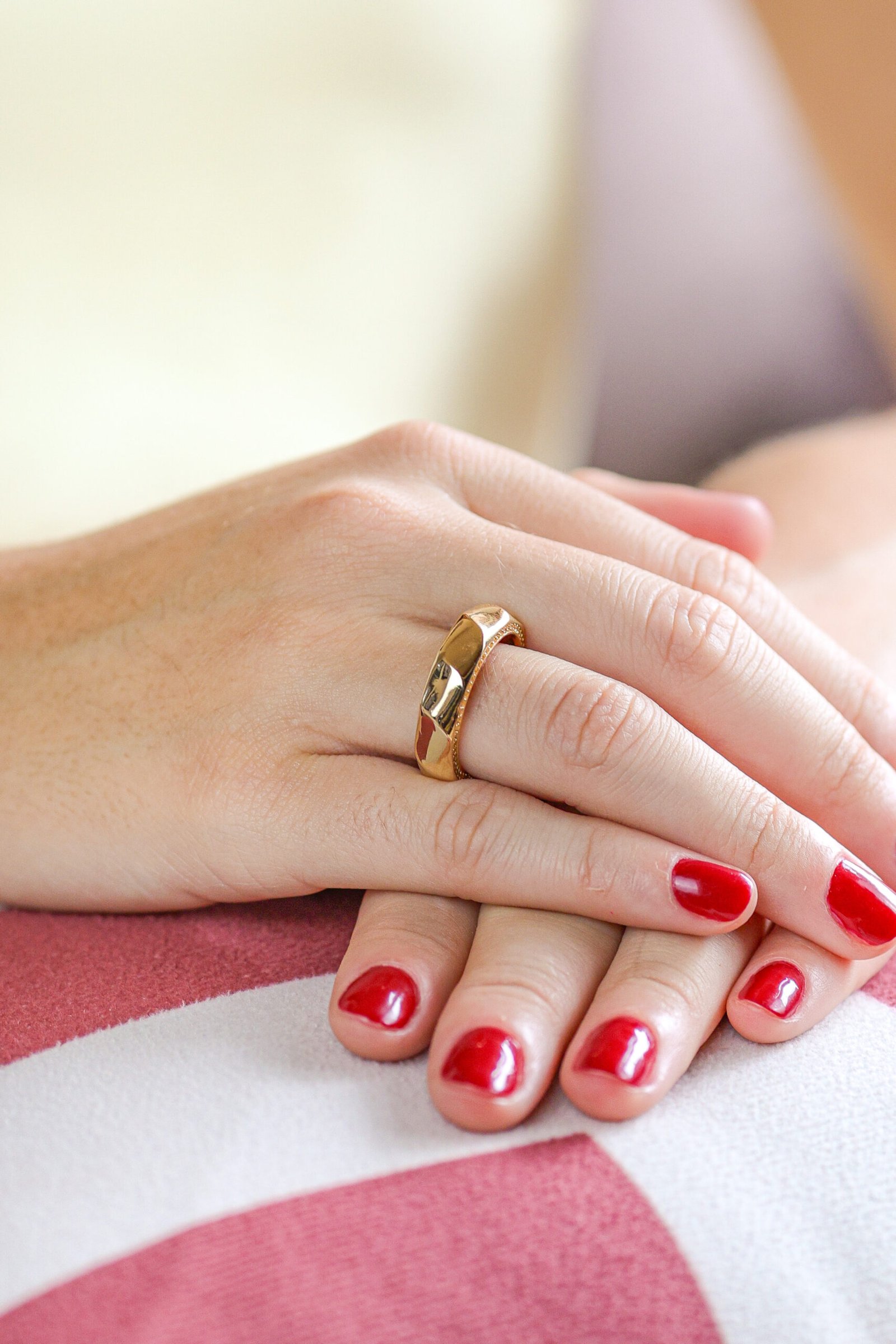 ANEL ALIANÇA FACETADA COM FILEIRA DE ZIRCÔNIAS - N19