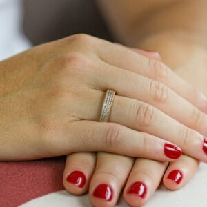 ANEL MEIA ALIANÇA CRAVEJADA COM ZIRCÔNIAS - N 19