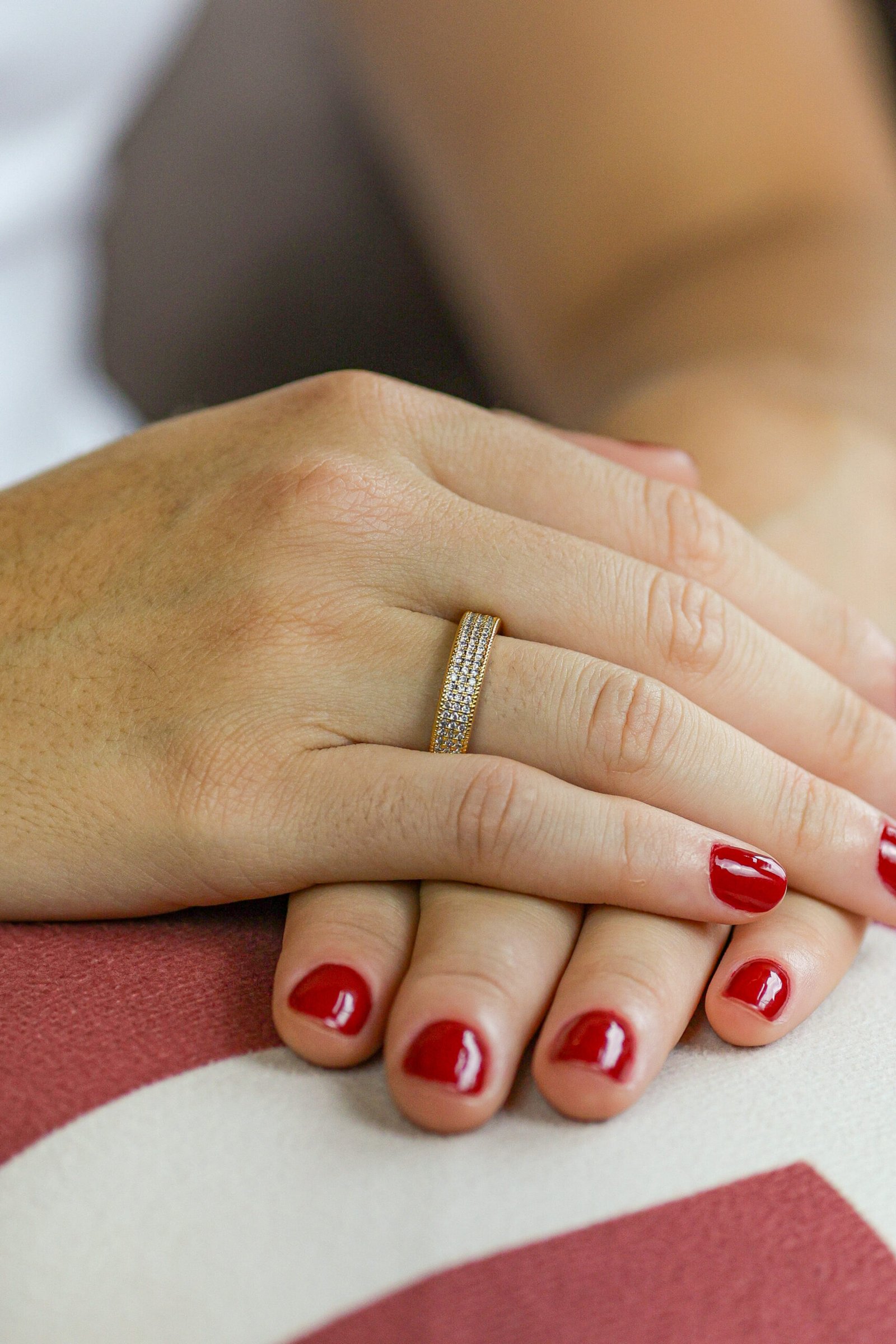 ANEL MEIA ALIANÇA CRAVEJADA COM ZIRCÔNIAS - N 19