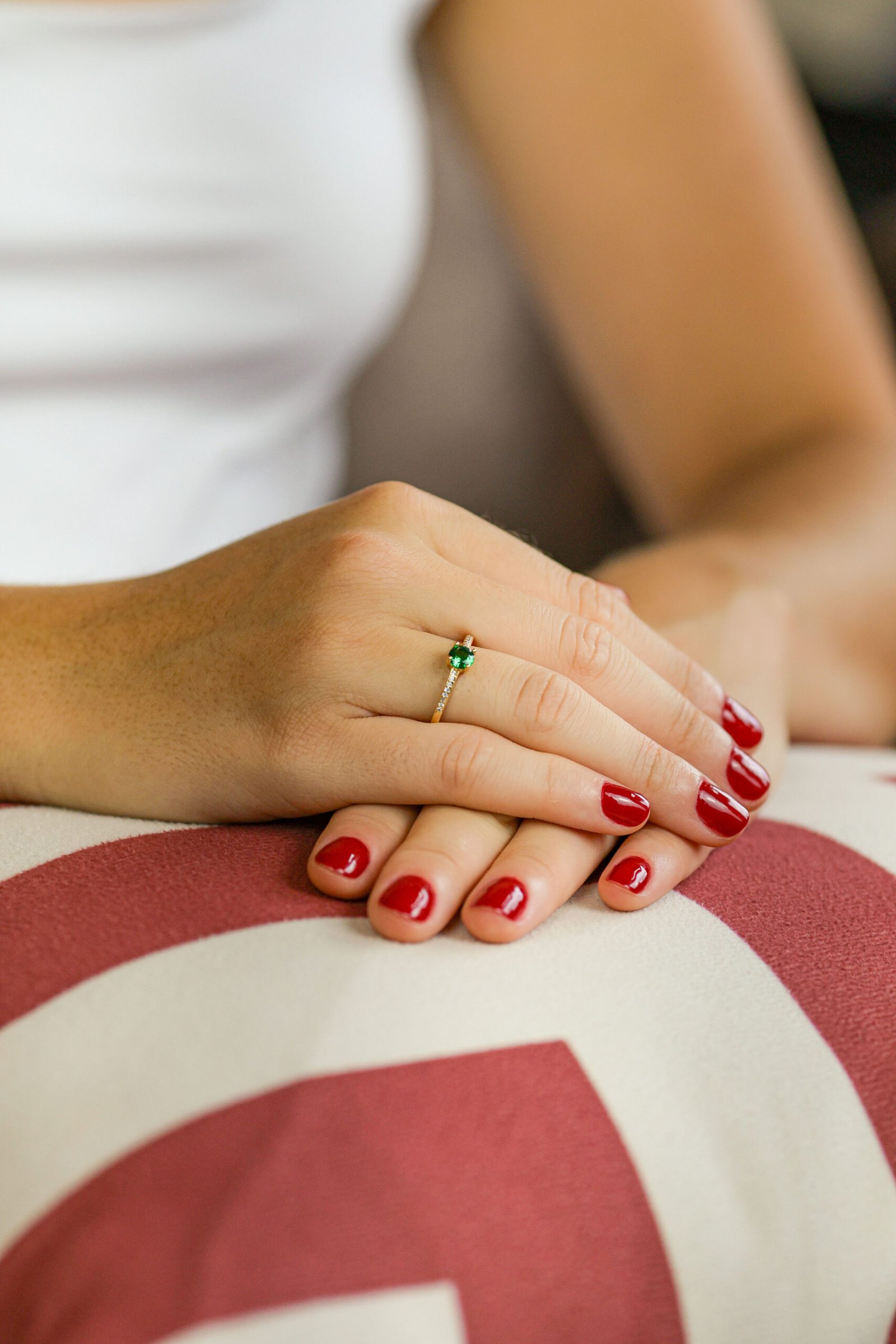 ANEL SOLITÁRIO COM ZIRCÔNIA VERDE - N16