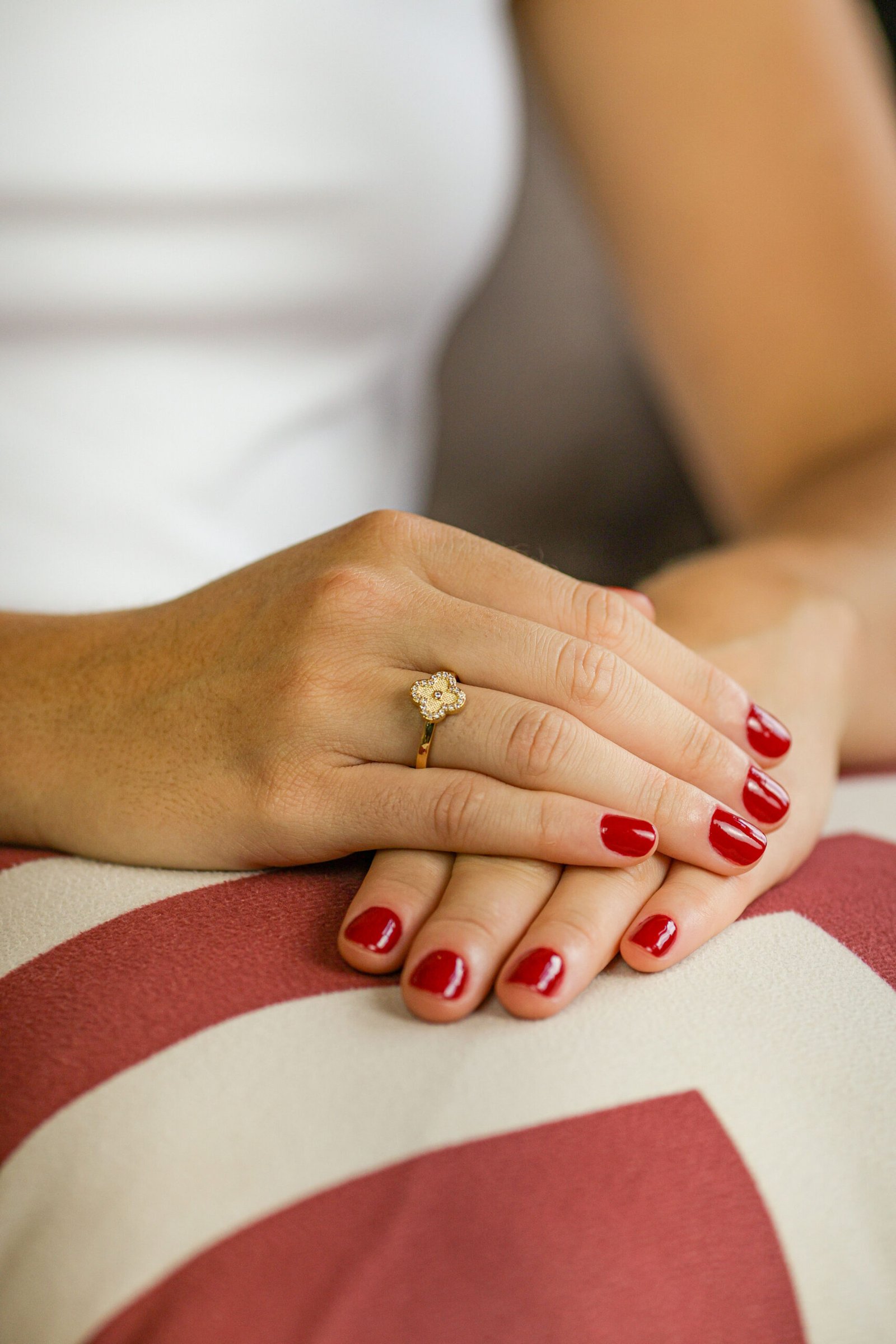 ANEL FLOR CRAVEJADA COM ZIRCÔNIAS – N16