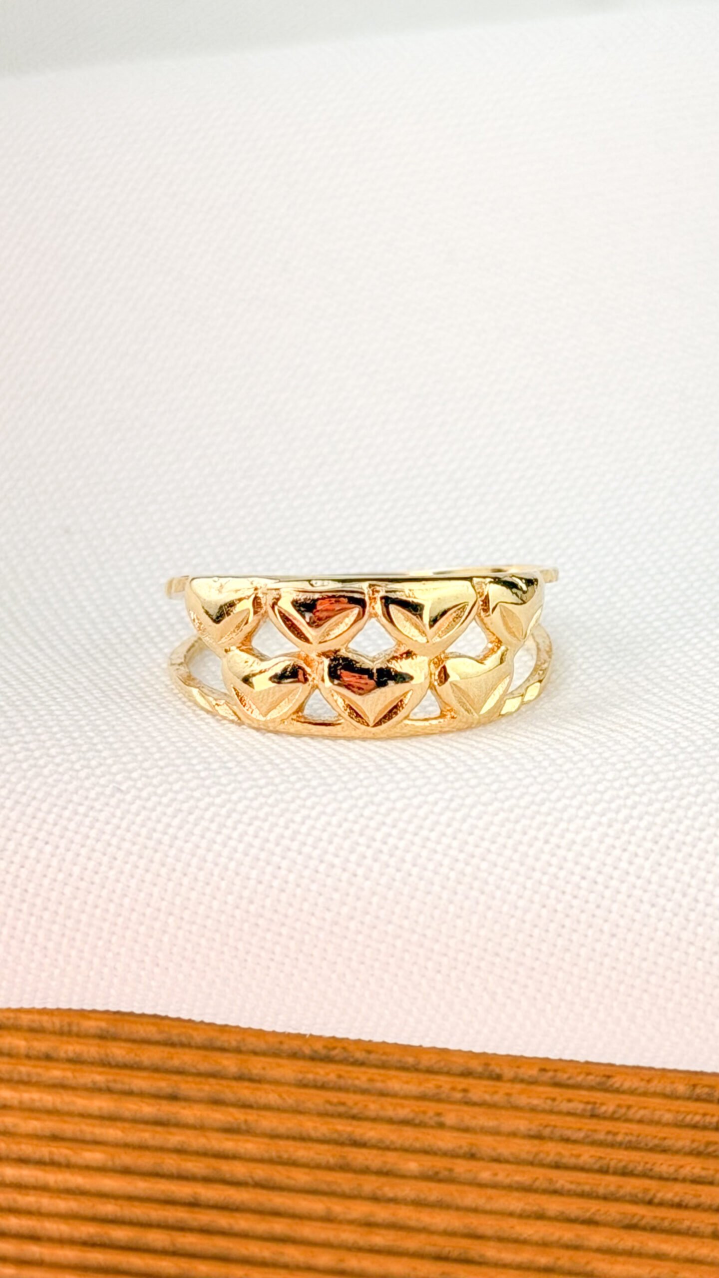 Anel Trabalhado em Banho Ouro 18k - Imagem 3