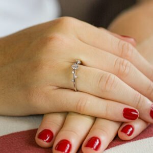 Anel em Ródio Branco com Zircônia Central