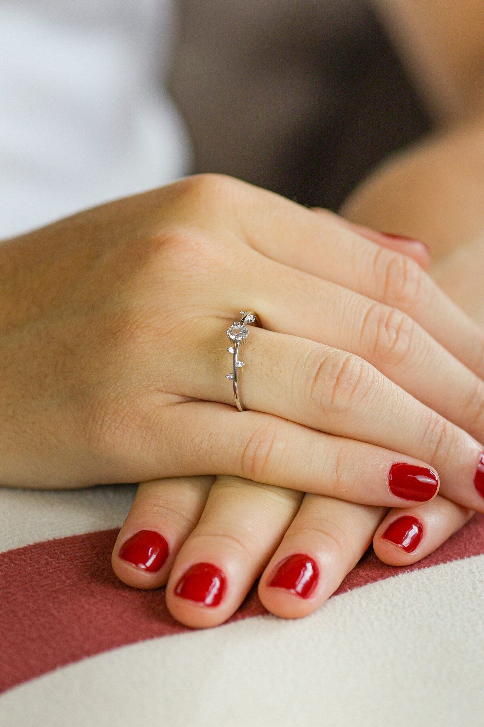 Anel em Ródio Branco com Zircônia Central