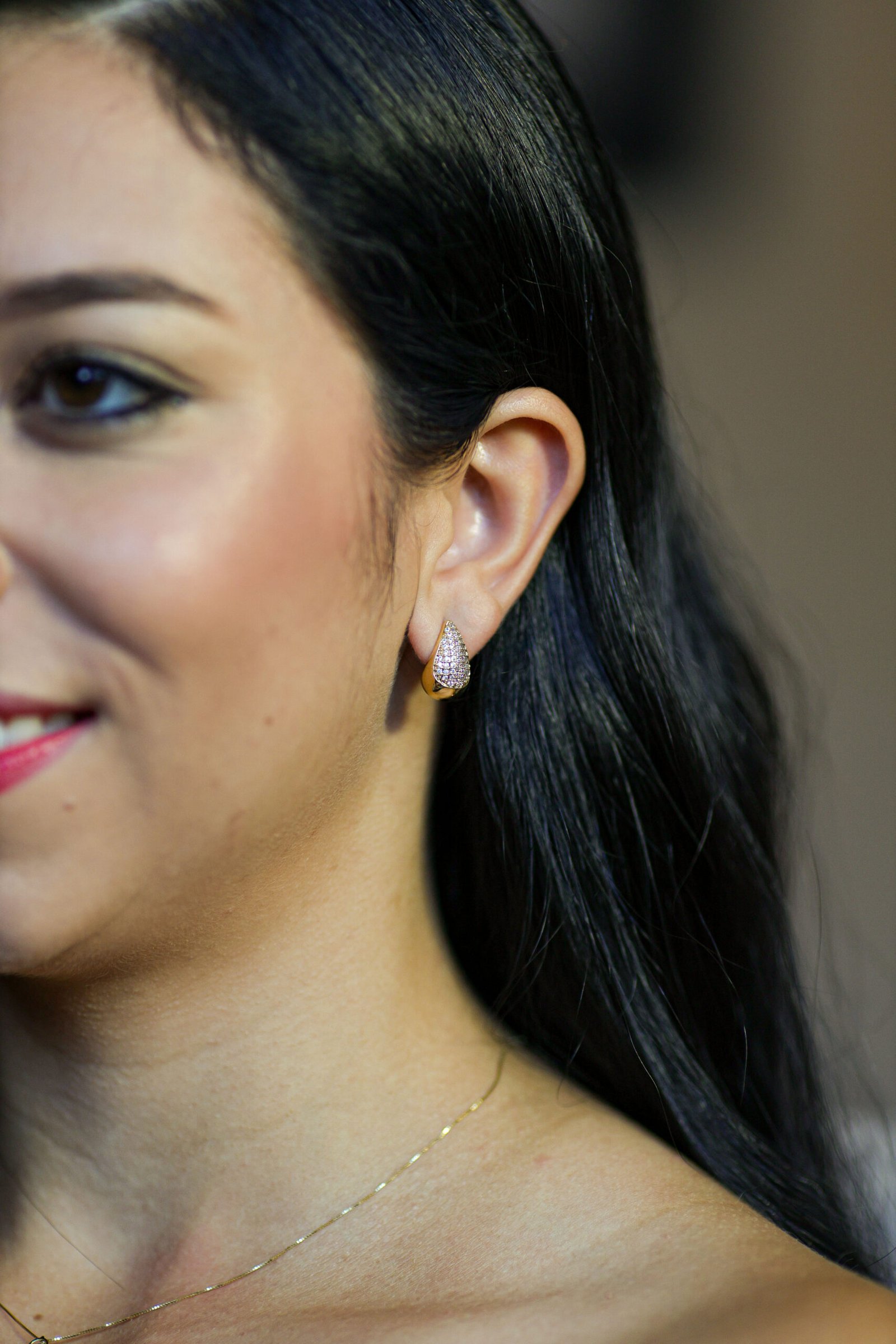 Brinco Gota Cravejada em Banho Ouro 18k