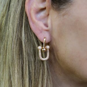 Brinco elo cravejado em zircônia banho ouro 18k