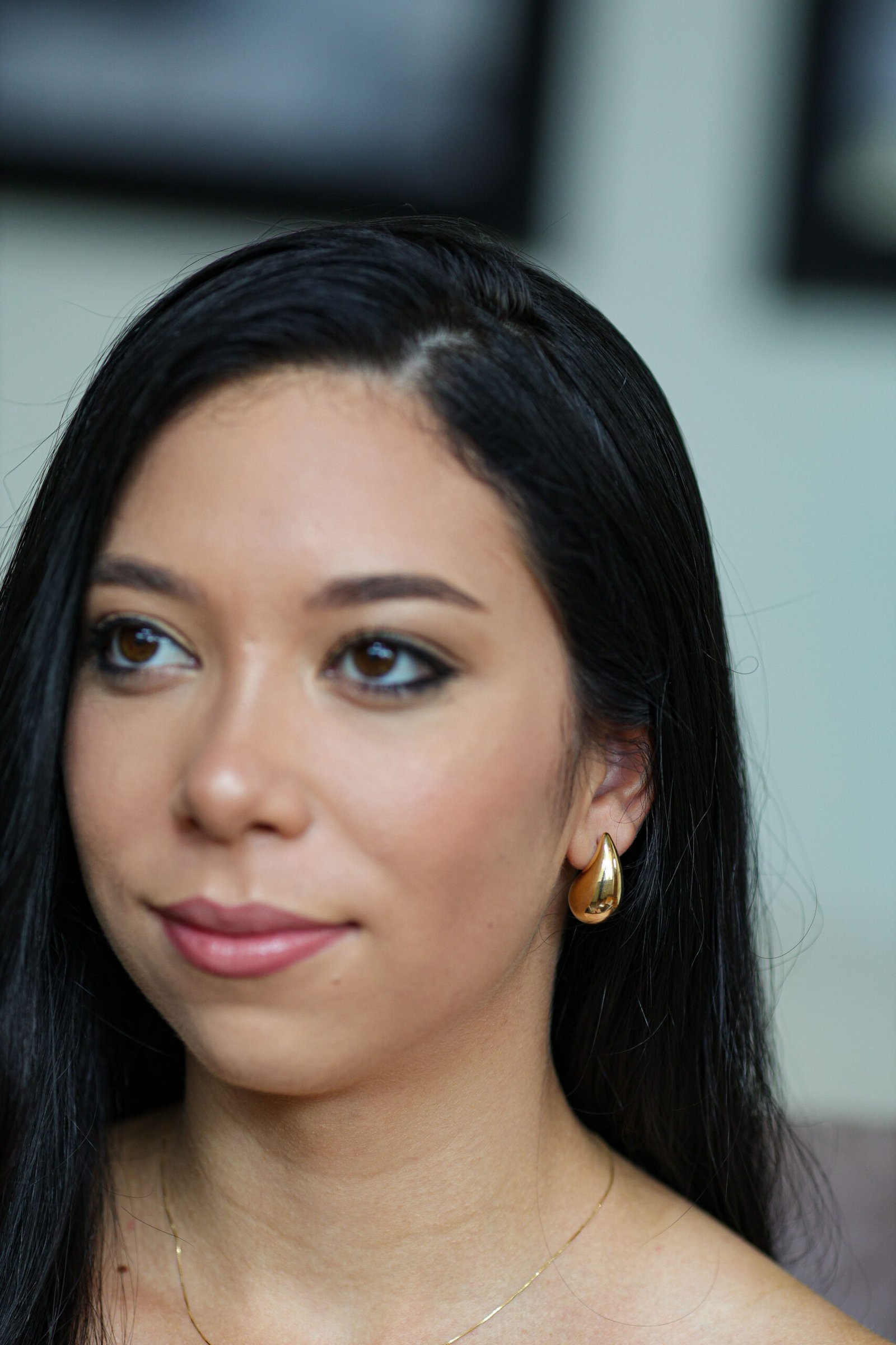 Brinco gota lisa banho ouro 18k