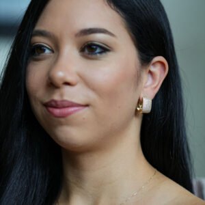 Brinco argola cravejada em zircônia banho ouro 18k