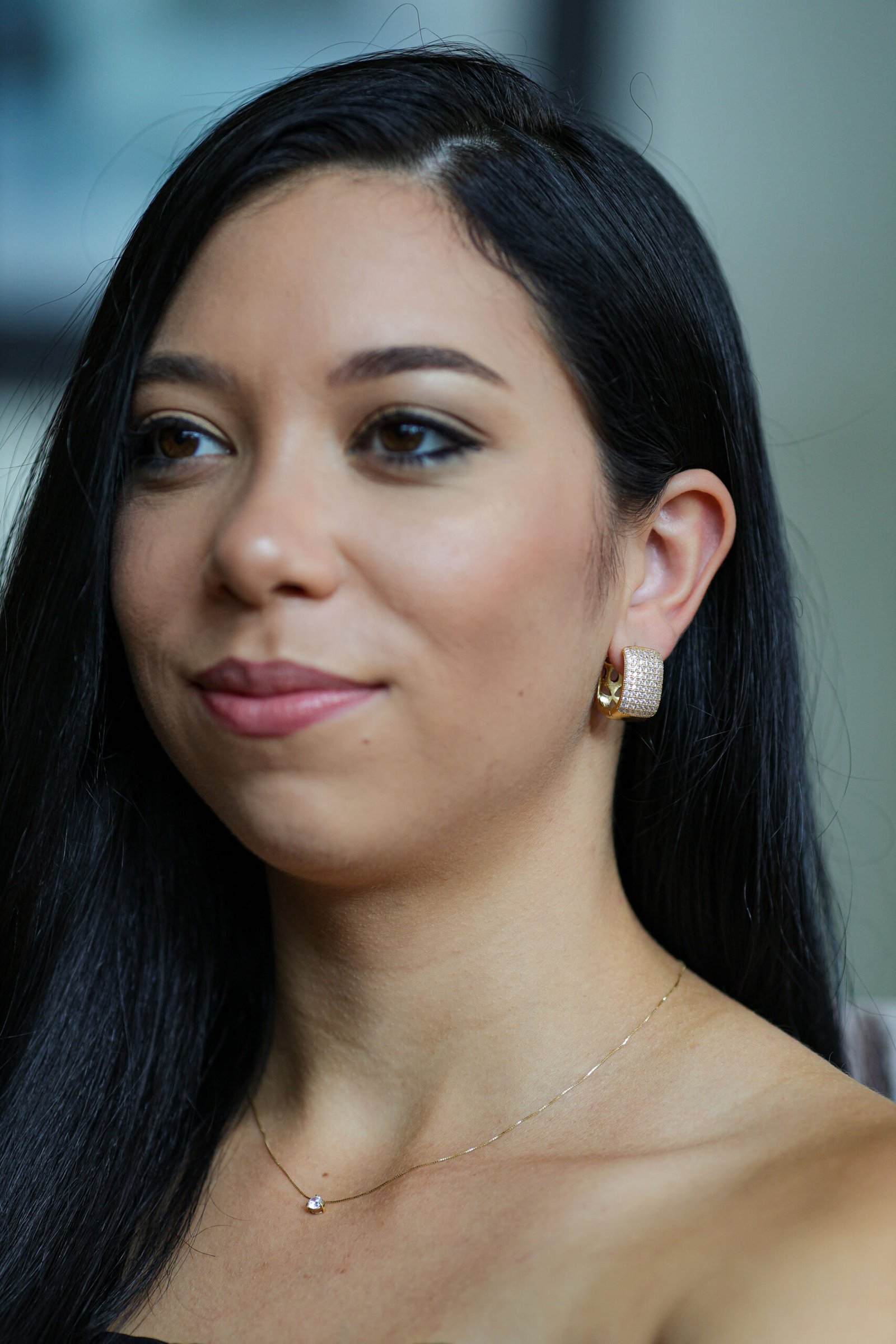 Brinco argola cravejada em zircônia banho ouro 18k