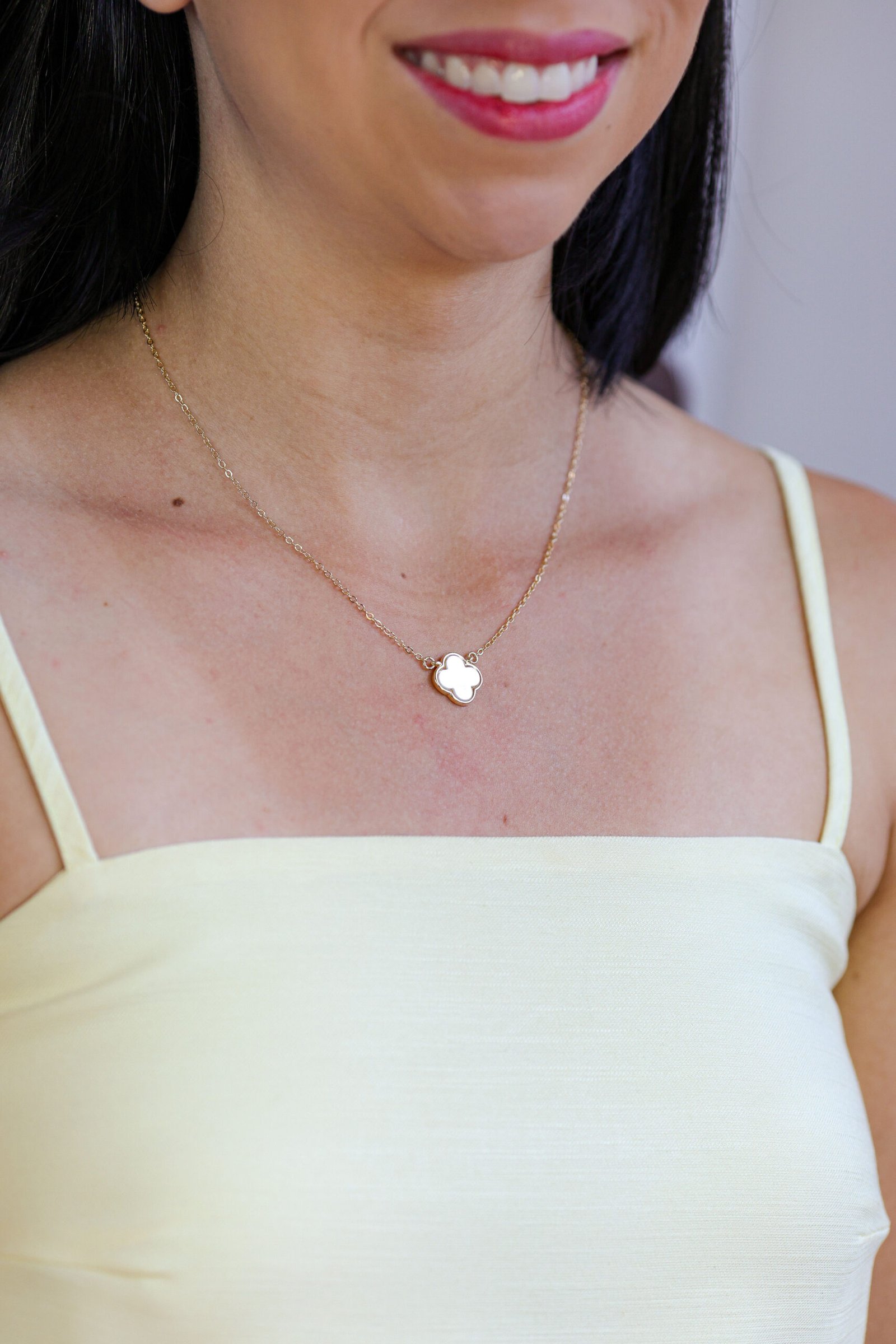 Colar Trevo Banho Ouro 18k com Pedra Natural Madrepérola