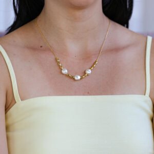 Colar com pérolas orgânicas e elos banho ouro 18k