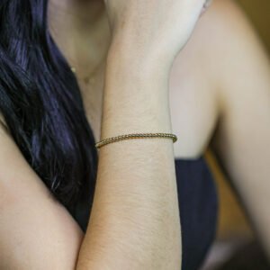 Pulseira de elástico com esferas em banho ouro 18k