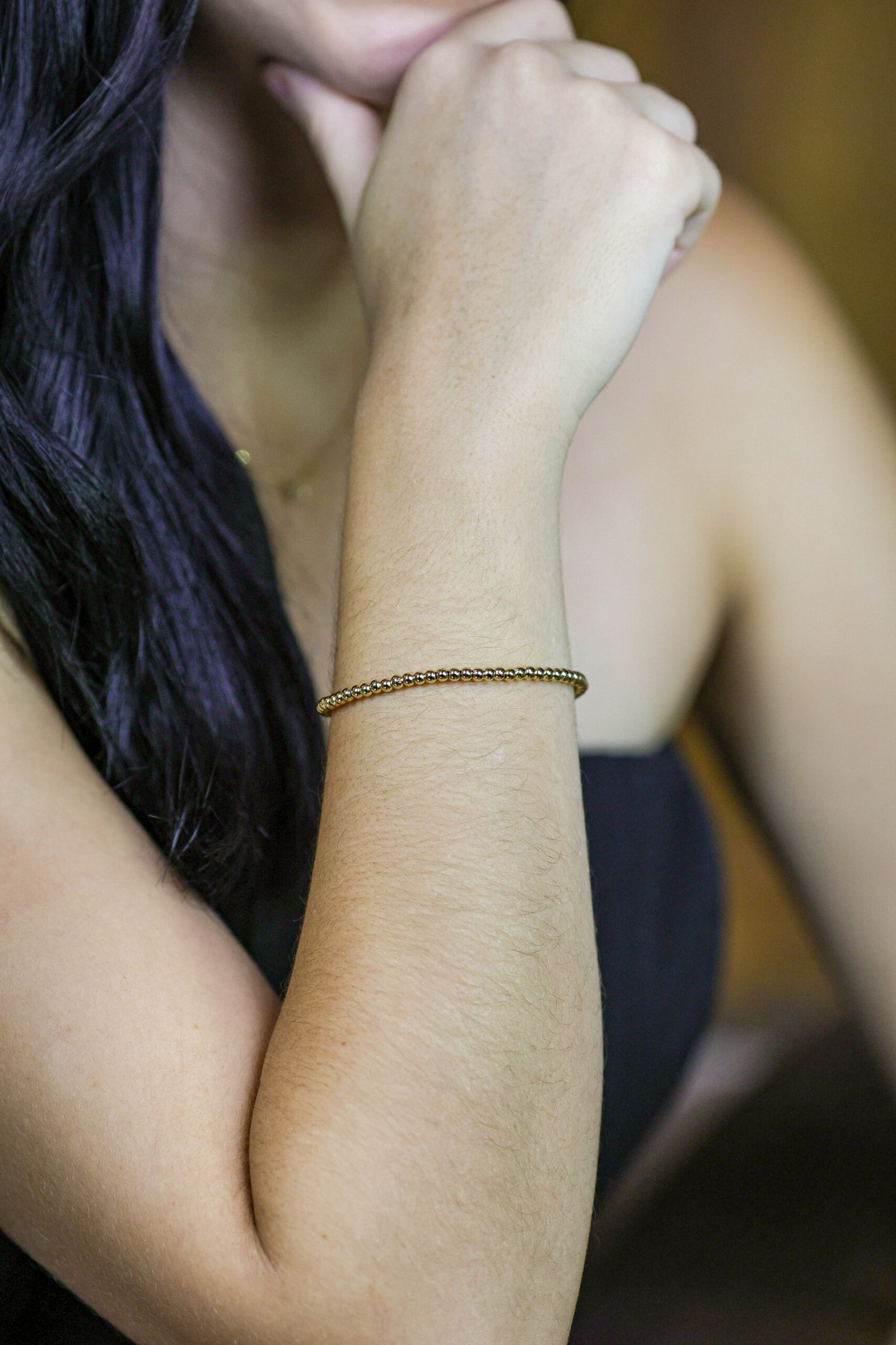 Pulseira de elástico com esferas em banho ouro 18k