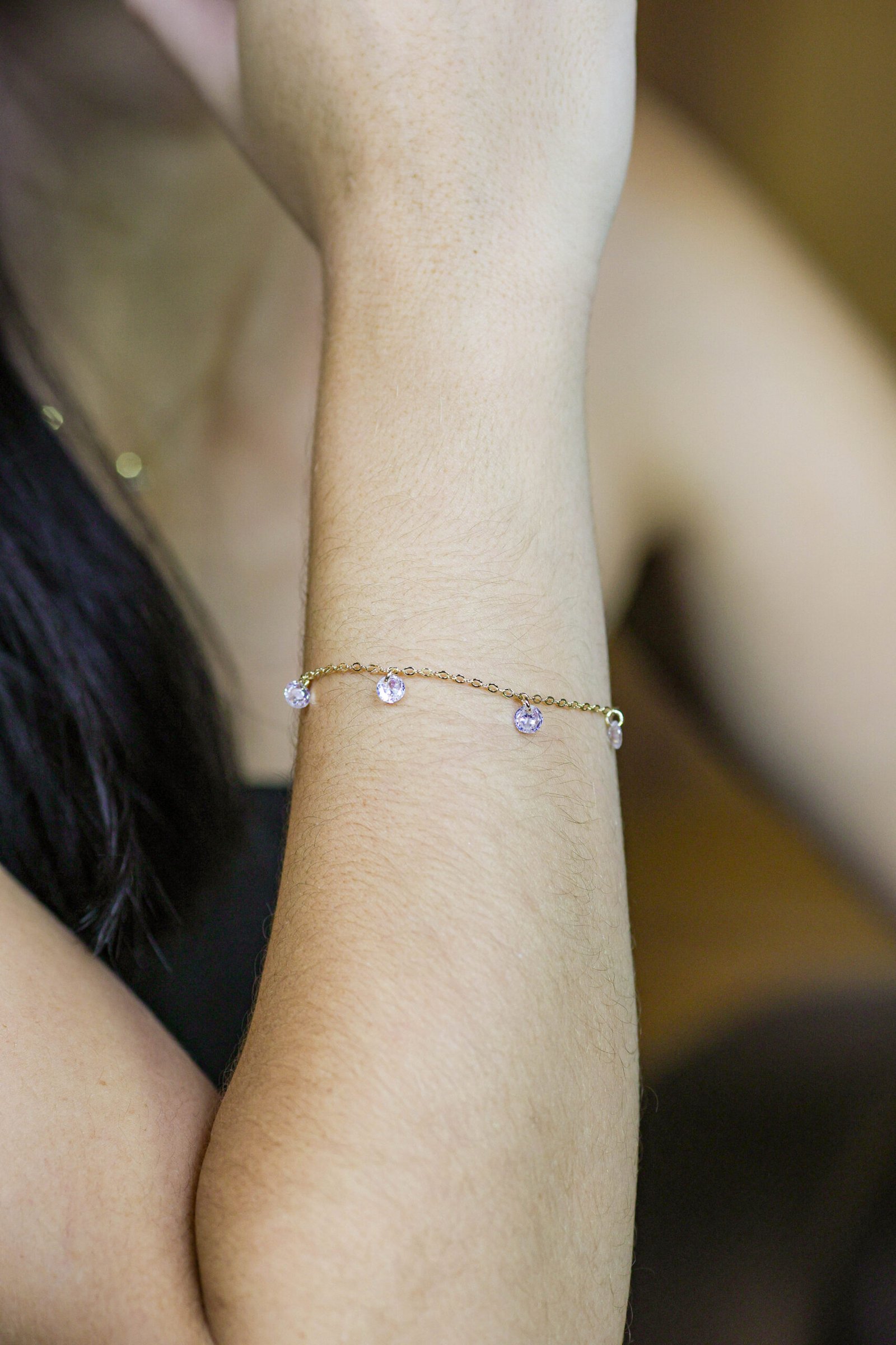 Pulseira de corrente com zircônias redondas em banho ouro 18k