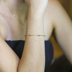 Pulseira de corrente com bolinhas espaçadas em banho ouro 18k