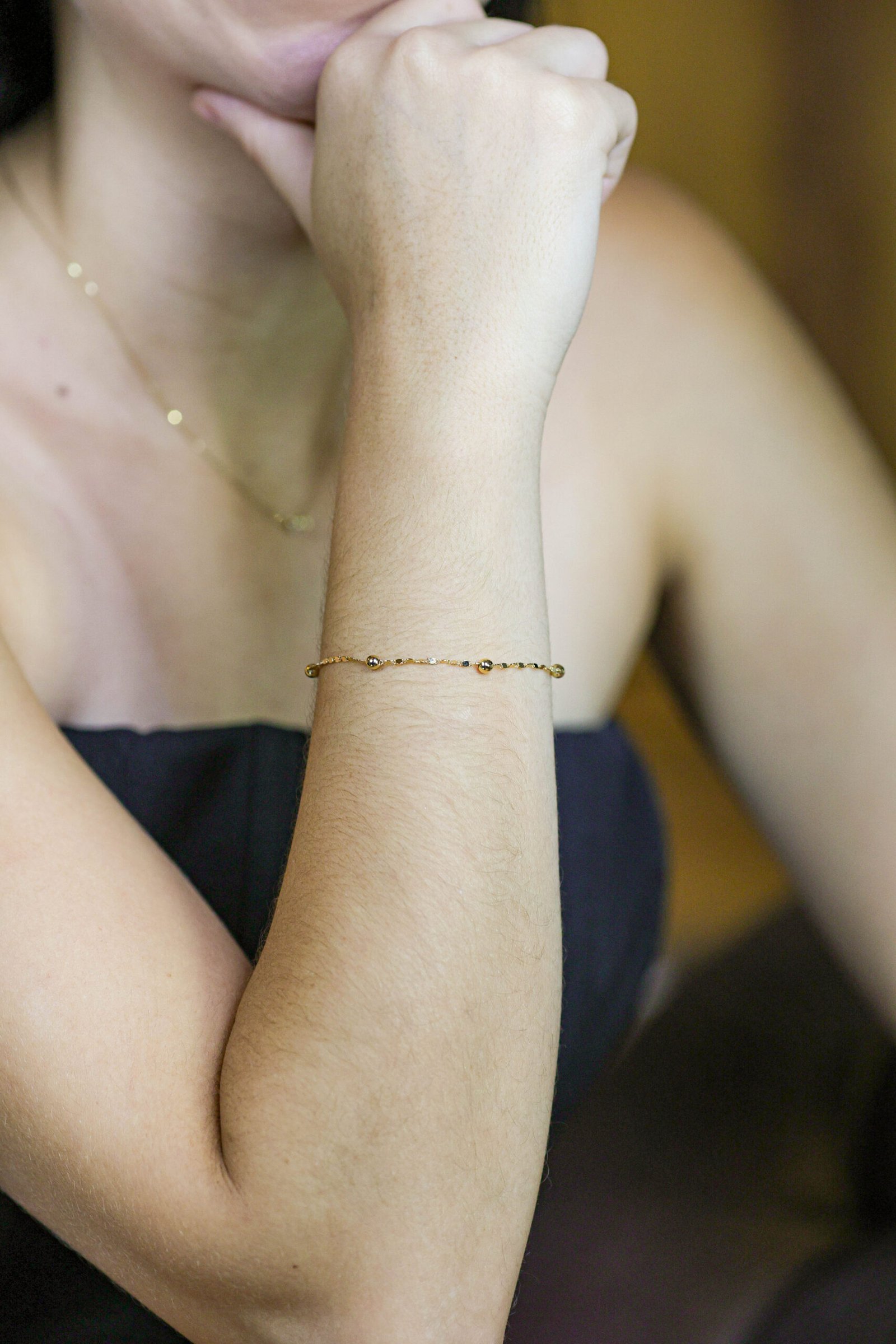 Pulseira de corrente com bolinhas espaçadas em banho ouro 18k