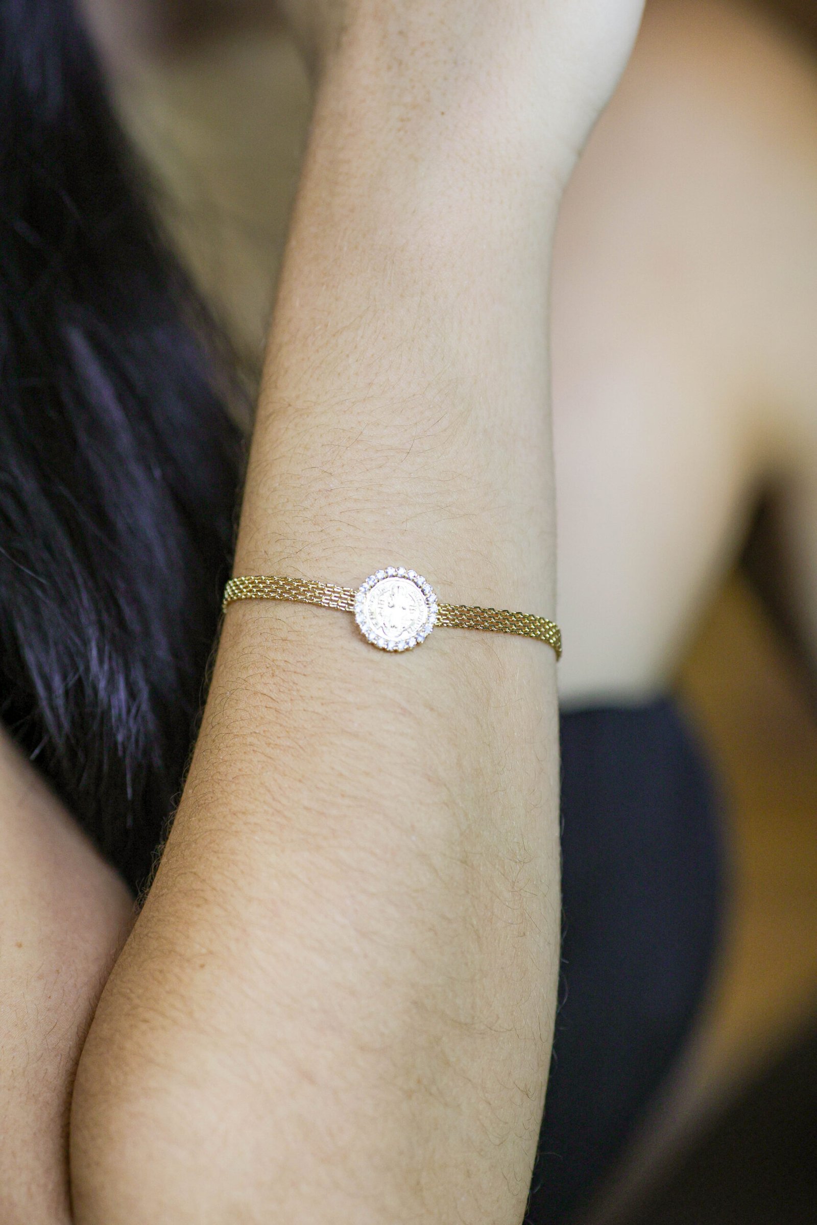 Pulseira com medalha São Bento e zircônias em banho ouro 18k