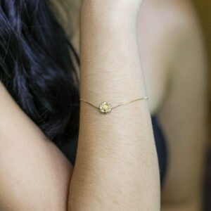 Pulseira com flor e zircônias em banho ouro 18k