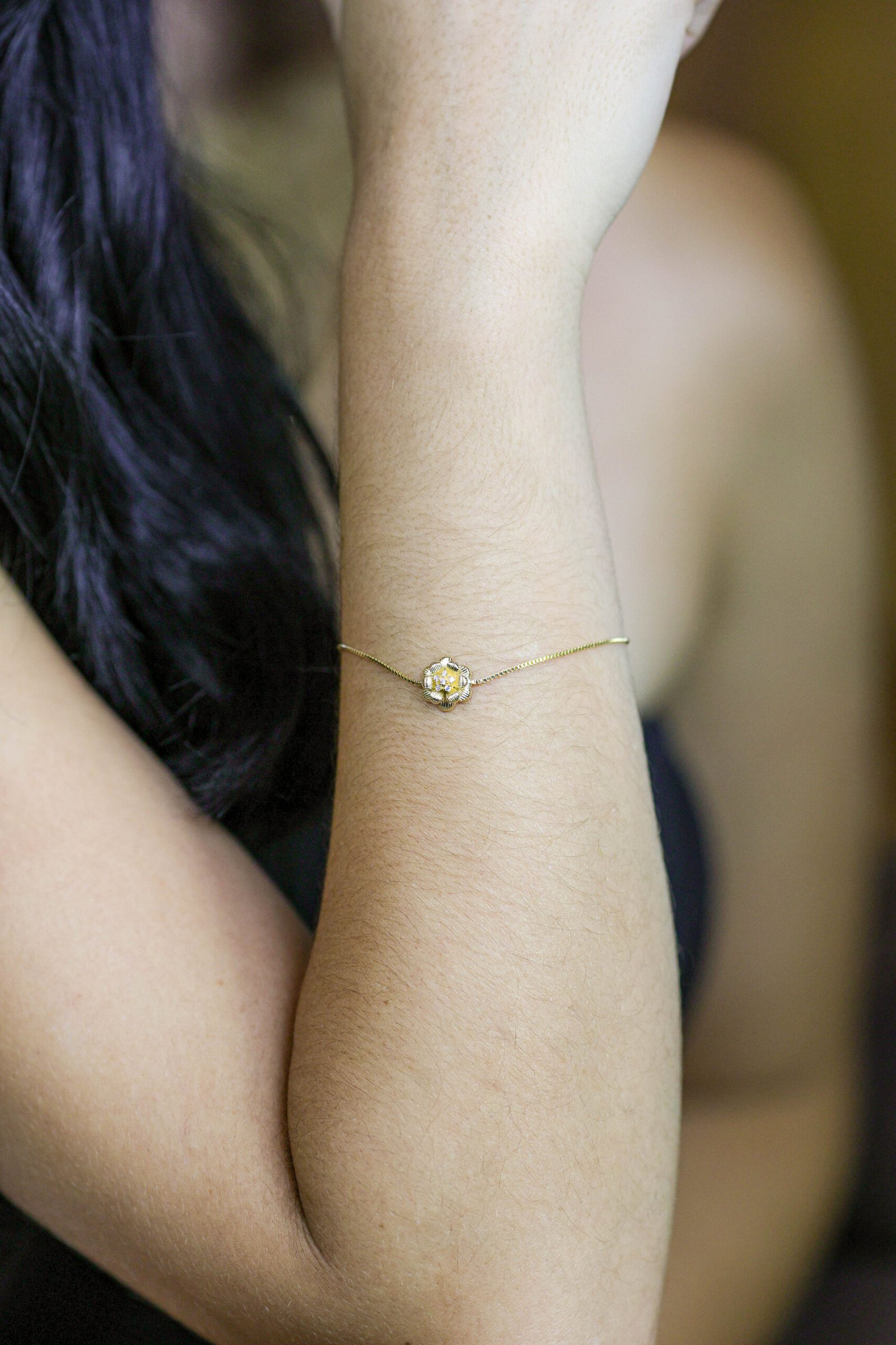 Pulseira com flor e zircônias em banho ouro 18k