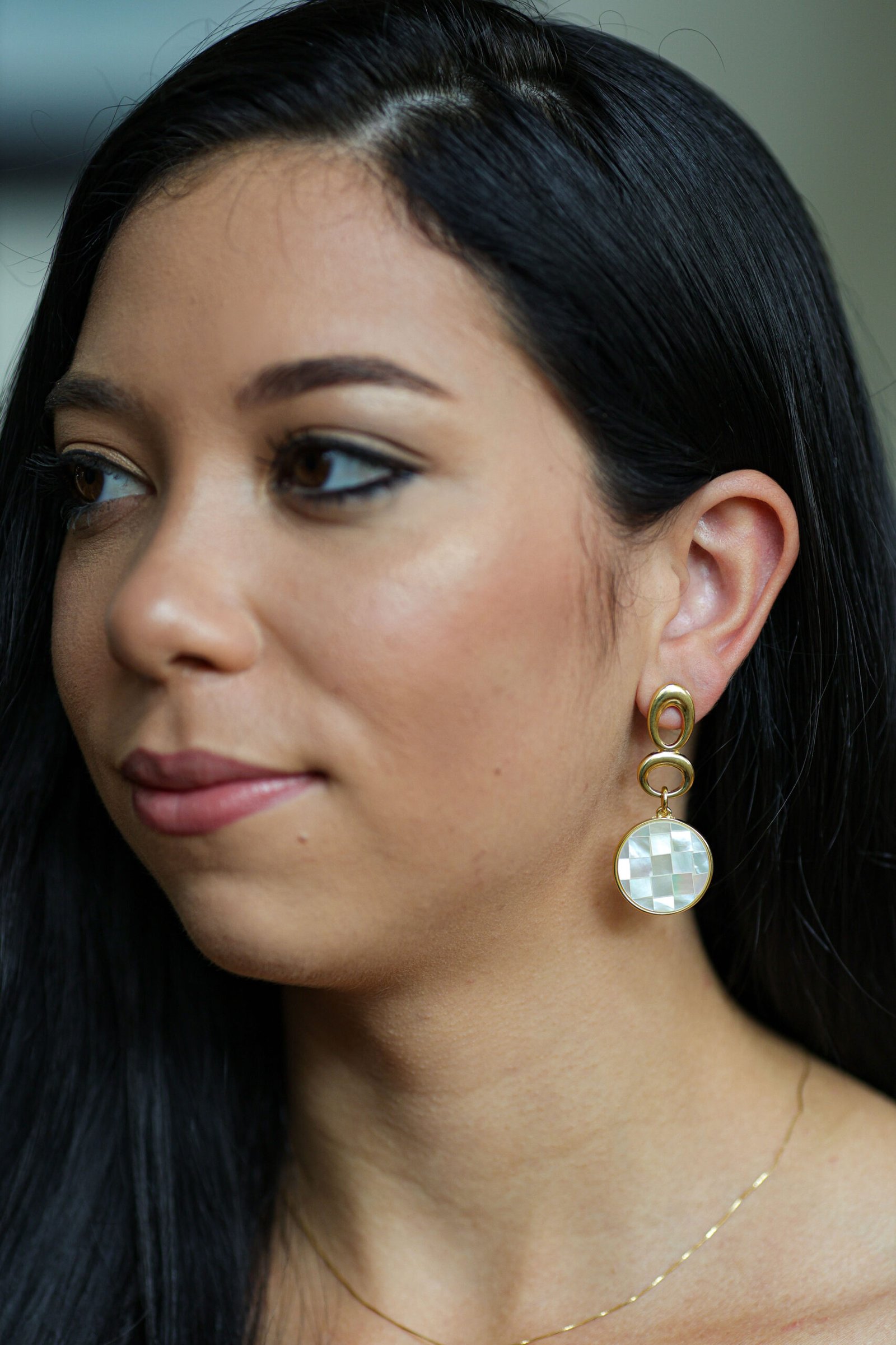 Brinco com Pedra Natural Mosaico em Madrepérola Banho de Ouro 18k