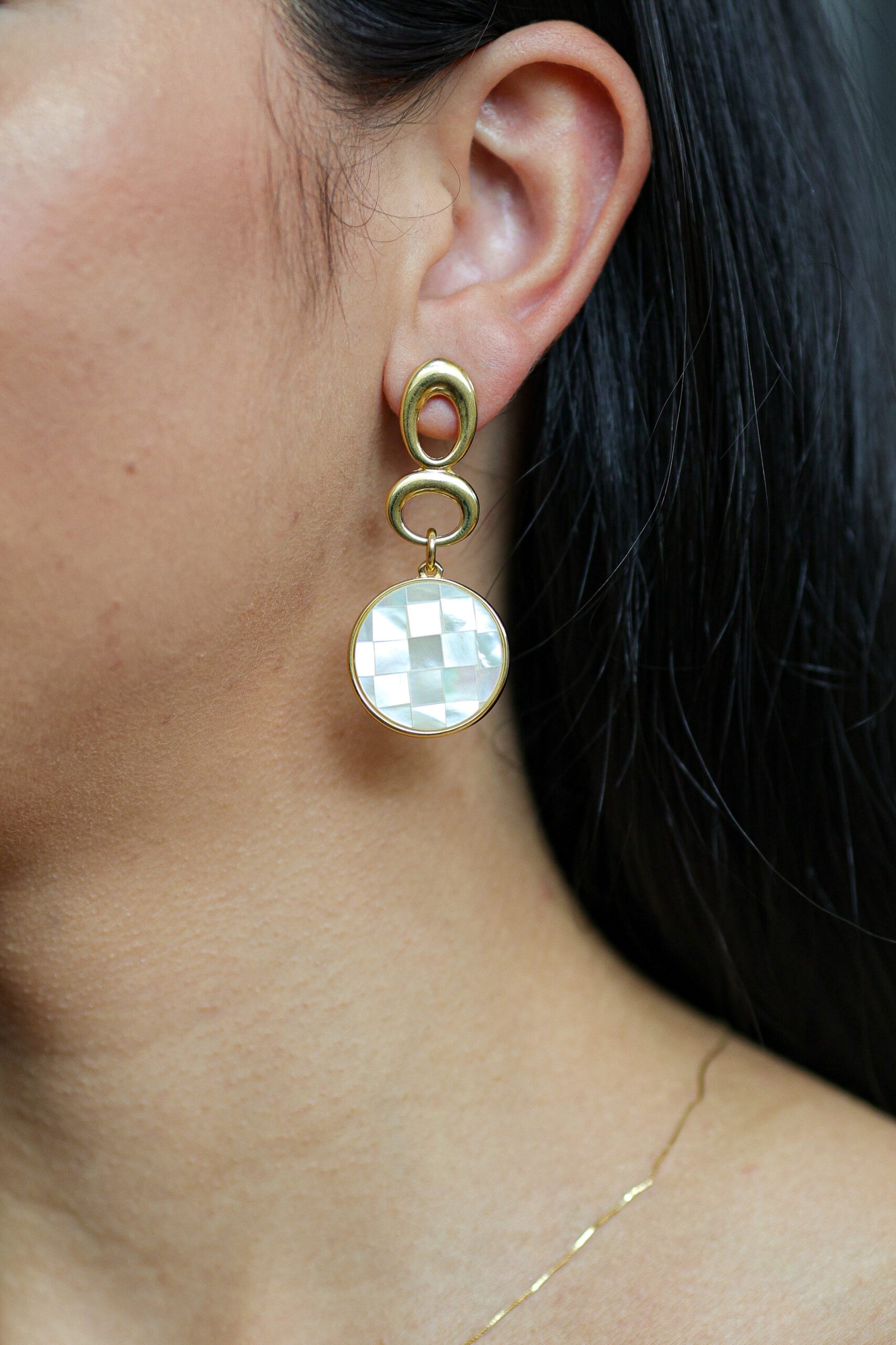 Brinco com Pedra Natural Mosaico em Madrepérola Banho de Ouro 18k - Imagem 3