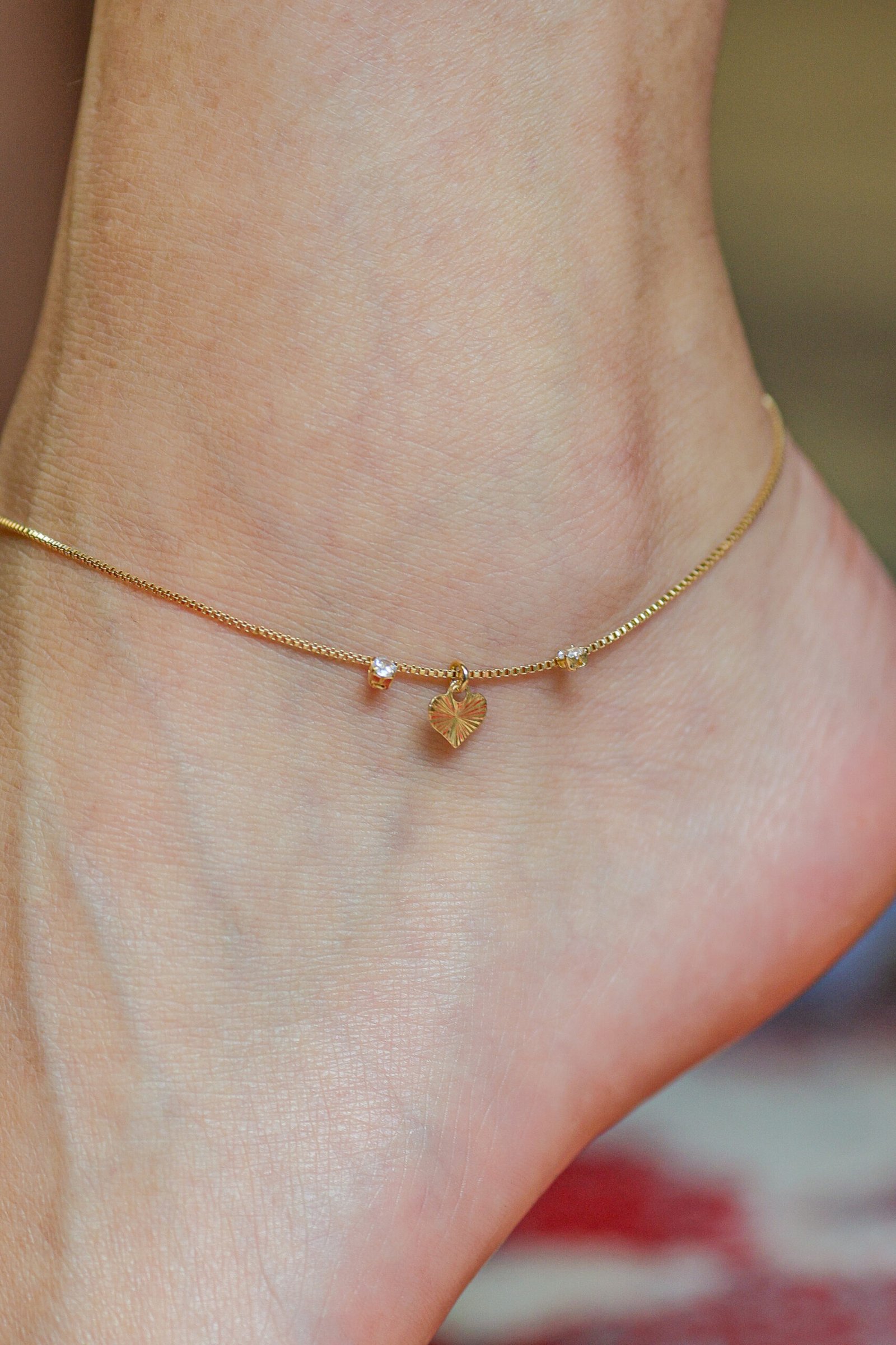 Tornozeleira coração banho ouro 18k