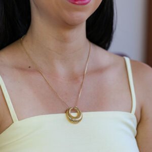 Choker orgânico com pingente escultural banho ouro 18k