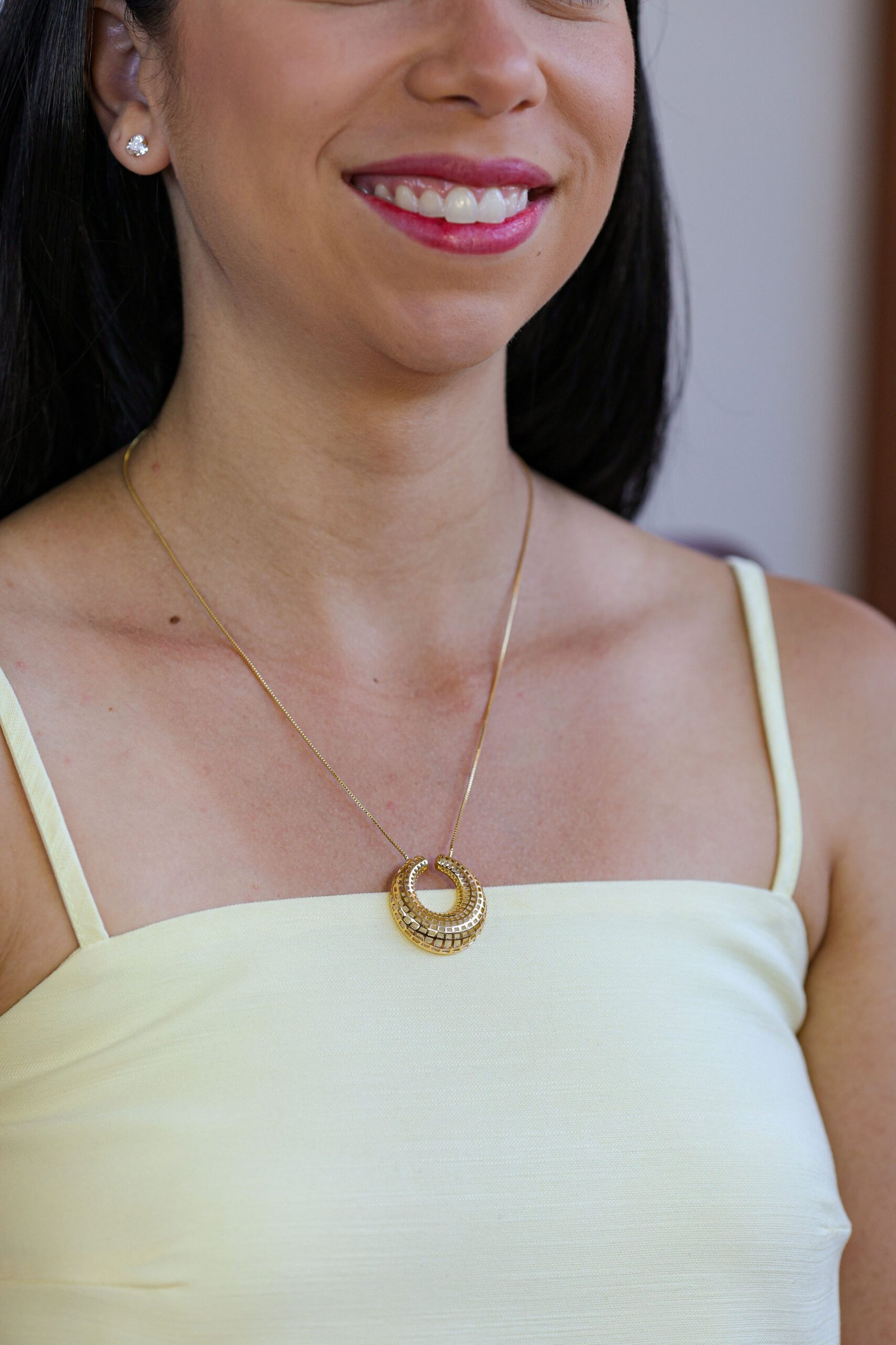 Choker orgânico com pingente escultural banho ouro 18k