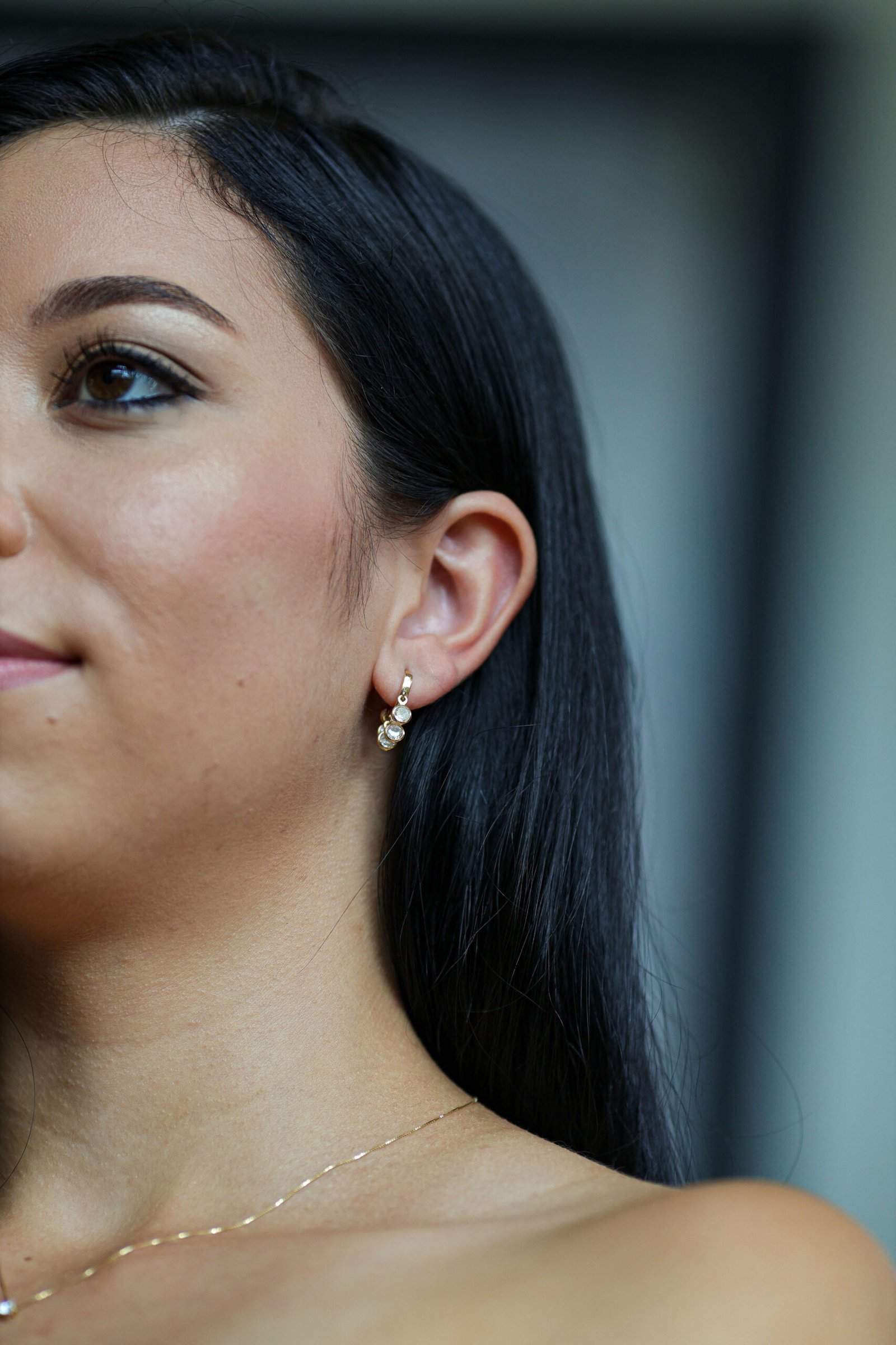 Brinco Argola com Zircônias Pendentes