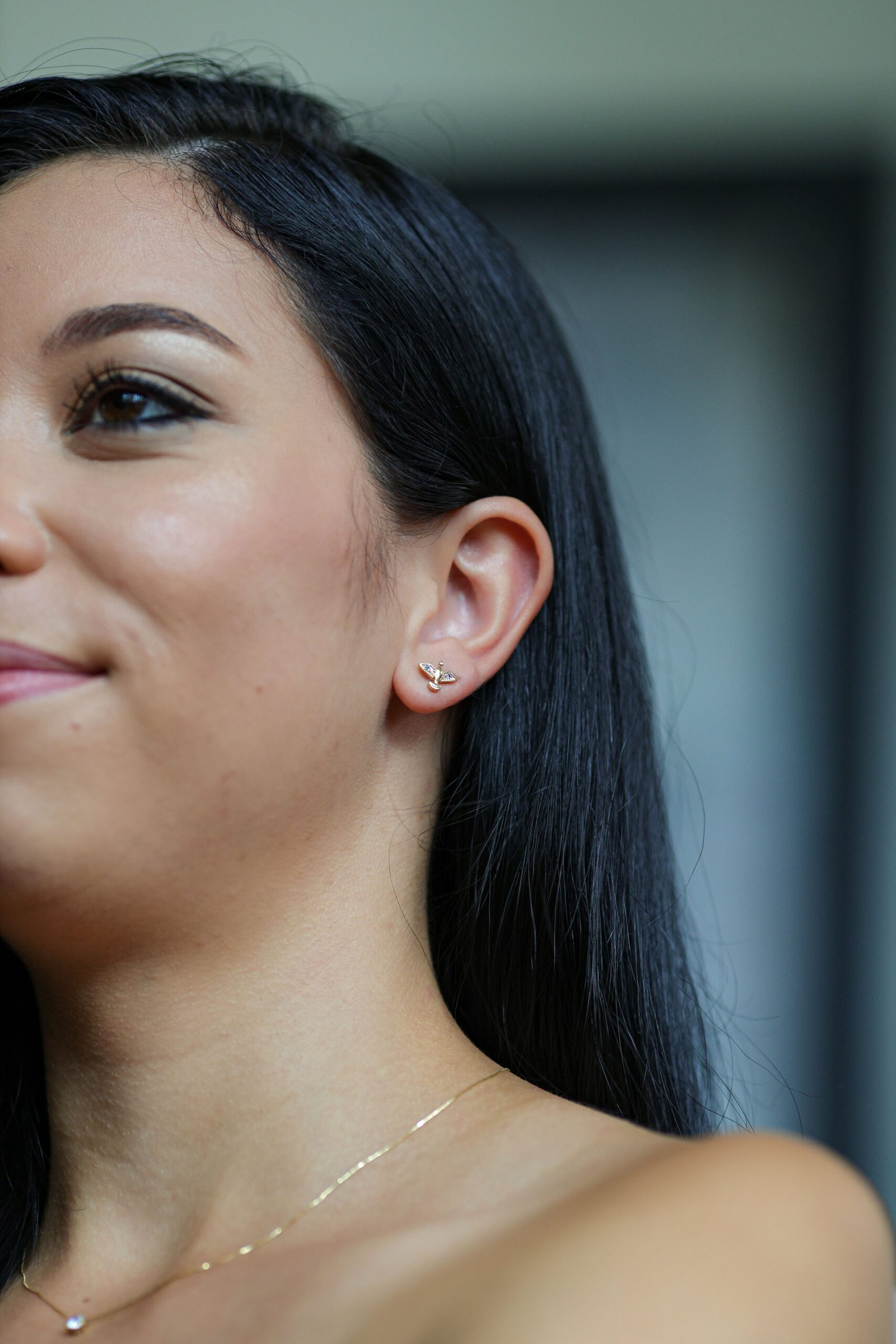 Brinco Divino Espírito Santo com Zircônias Banho Ouro 18k