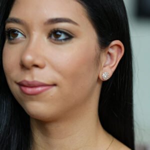 Brinco com zircônia central redonda e baguetes em banho ouro 18k