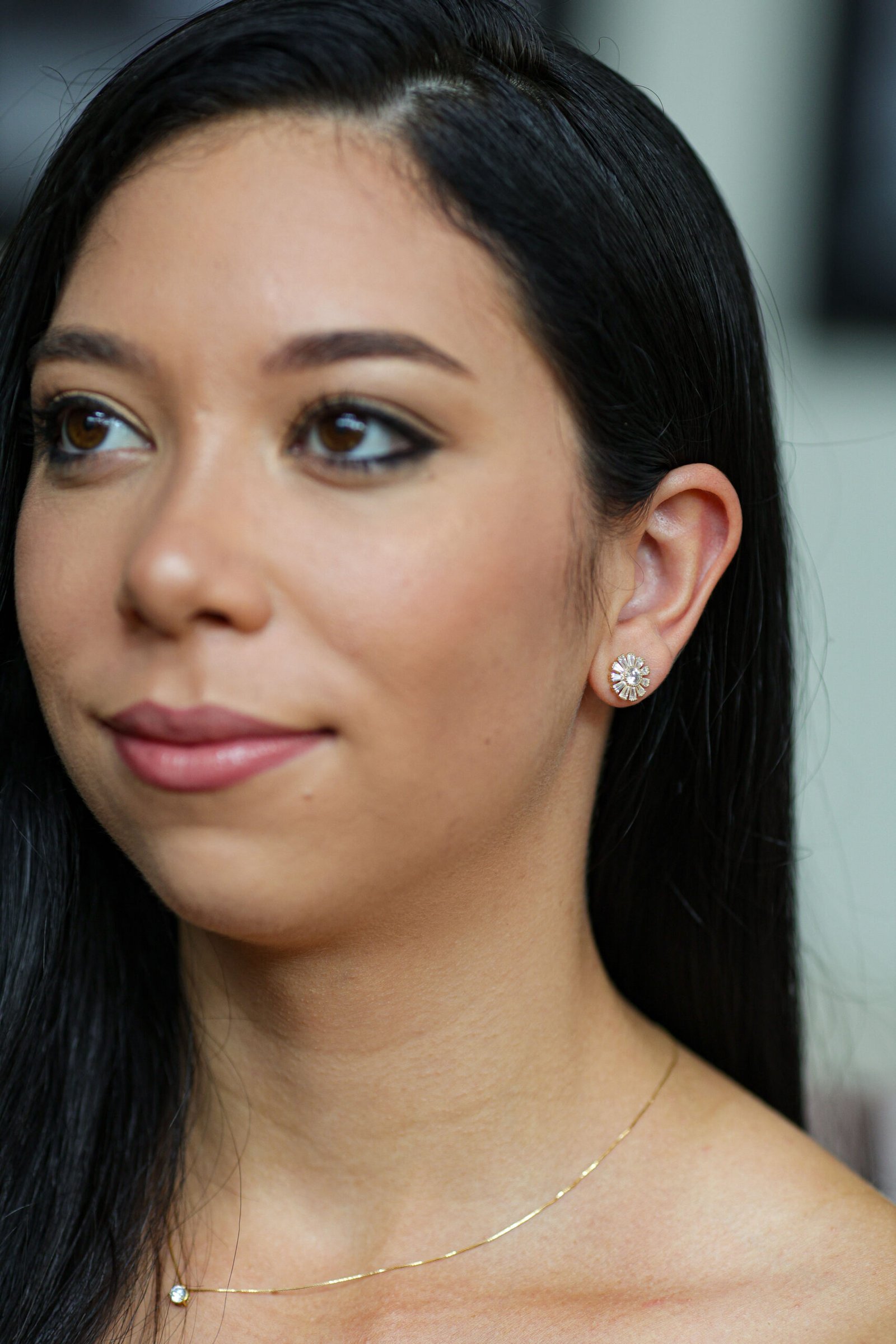 Brinco com zircônia central redonda e baguetes em banho ouro 18k