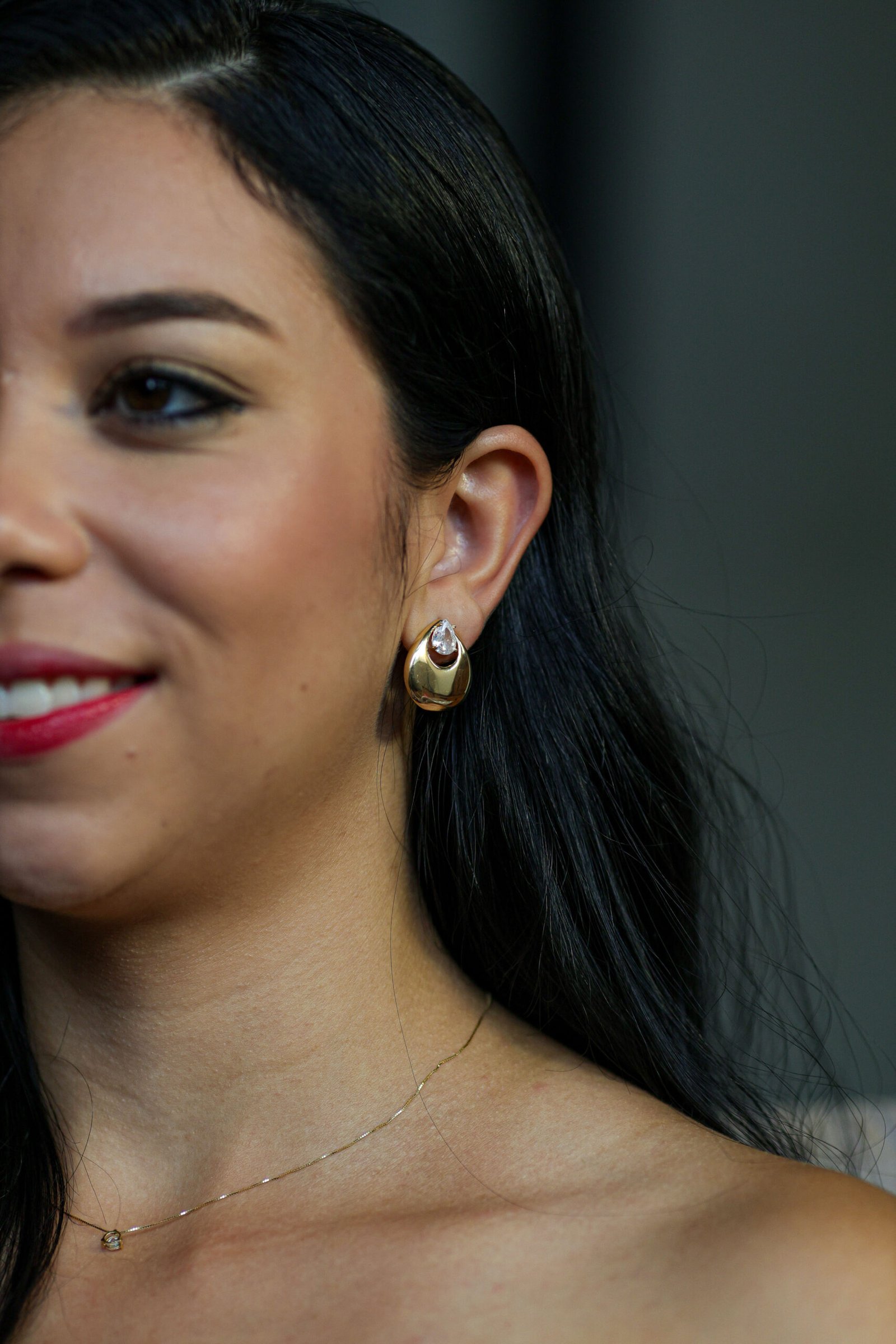 Brinco gota lisa com zircônia banho ouro 18k