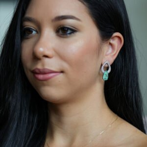 Brinco em Ródio Branco com Pedra Verde e Zircônias