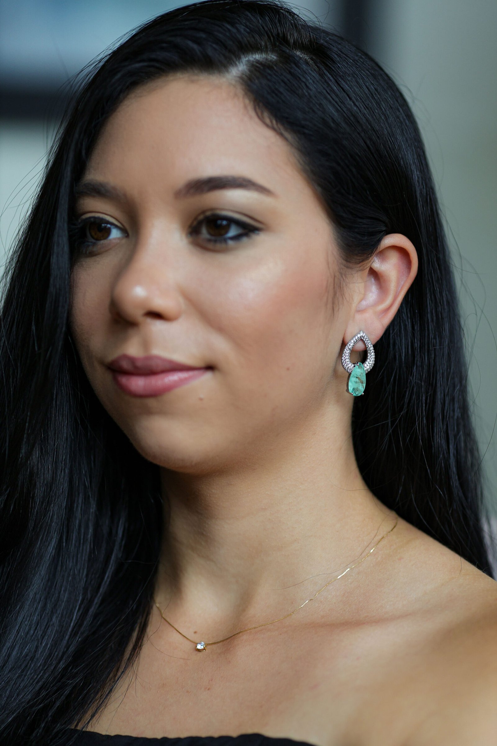 Brinco em Ródio Branco com Pedra Verde e Zircônias