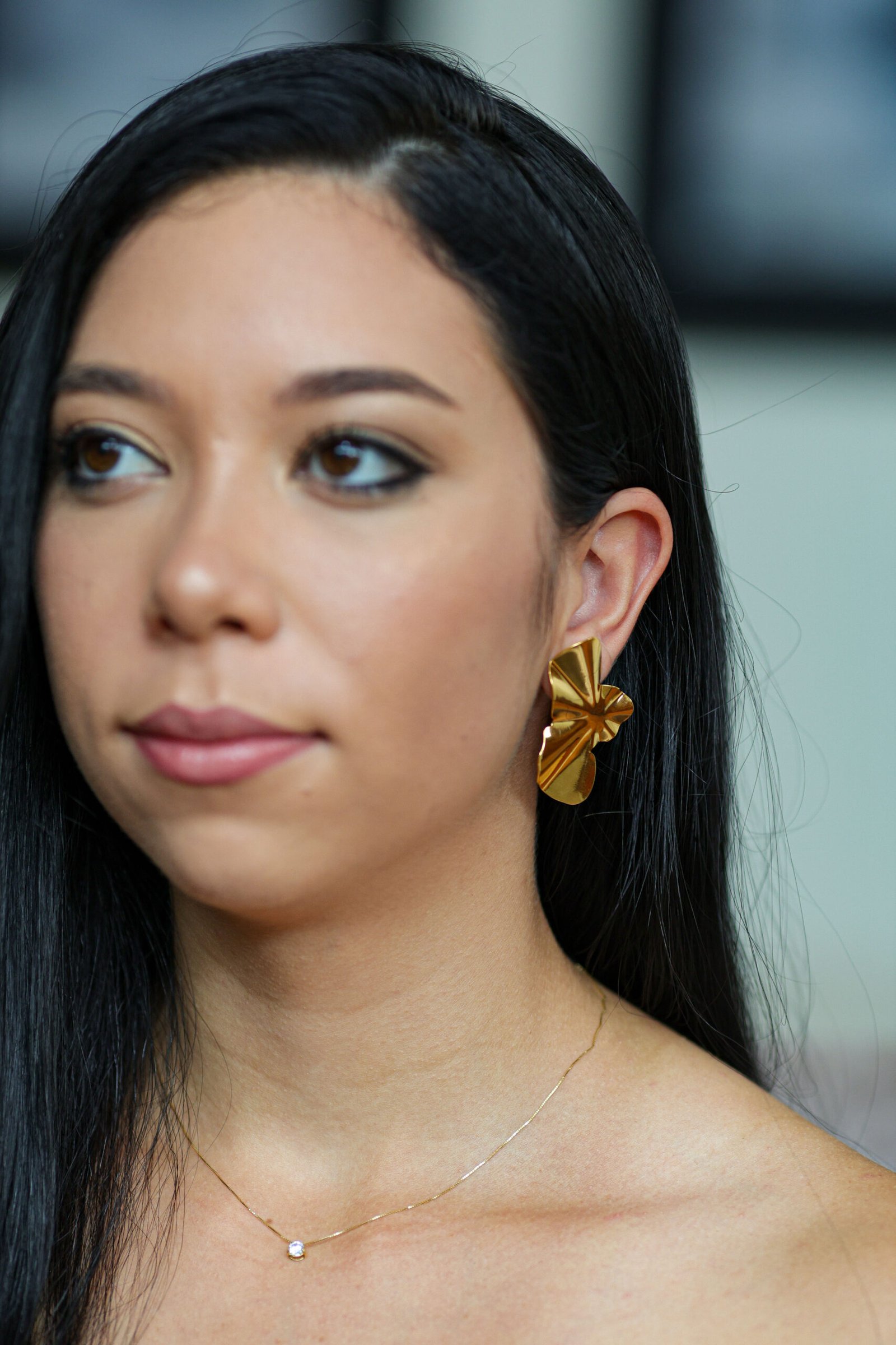 Brinco orgânico floral liso banho ouro 18k