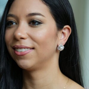 Brinco Flor com Pérola em Ródio Branco